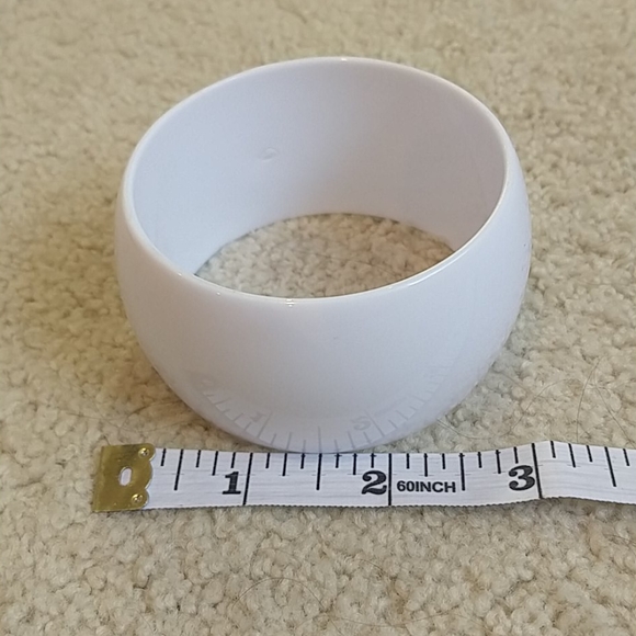 Chunky white bangle - Picture 2 of 3